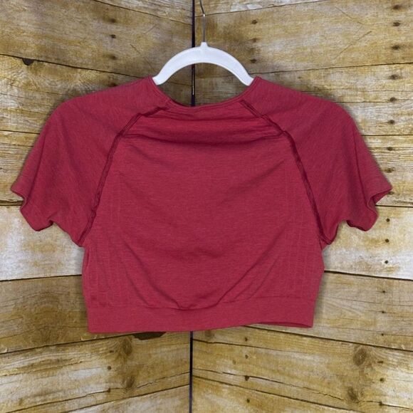 ALPHALETE AMPLIFY SEAMLESS CROPPED TEE SHORT SLEEVE ATHLEISURE IN FORMULA RED - Picture 2 of 2